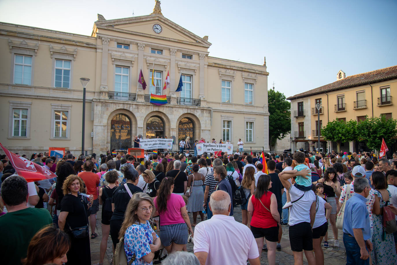 El Día del Orgullo tiñe de arcoíris las calles de Palencia