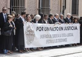 Abogados segovianos, a las puestas del Colegio, durante la concentración.
