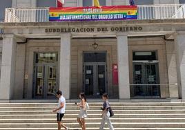 Pancarta LGTBI en el balcón de la Subdelegación del Gobierno en Segovia.