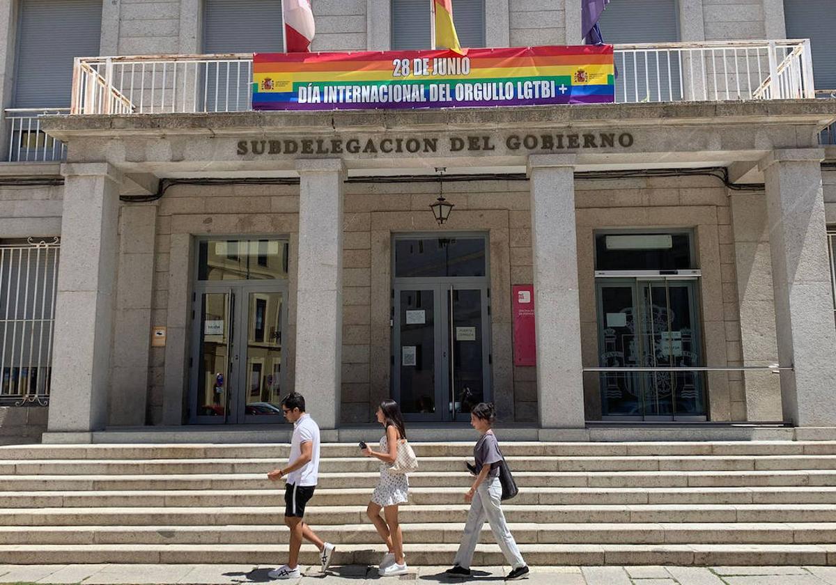 Pancarta LGTBI en el balcón de la Subdelegación del Gobierno en Segovia.