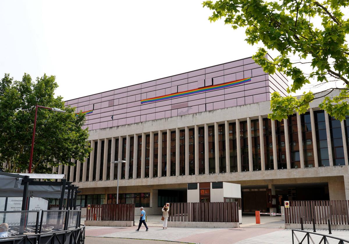 Banderas LGTBI colgadas en las ventanas de los despachos del Grupo Socialista en las Cortes, este miércoles.