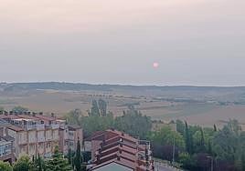 Cielo turbio al anochecer a última hora de la tarde del lunes visto desde Parquesol.