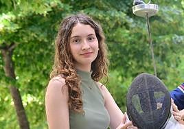 Lucía Varela posa con la máscara y la espada.