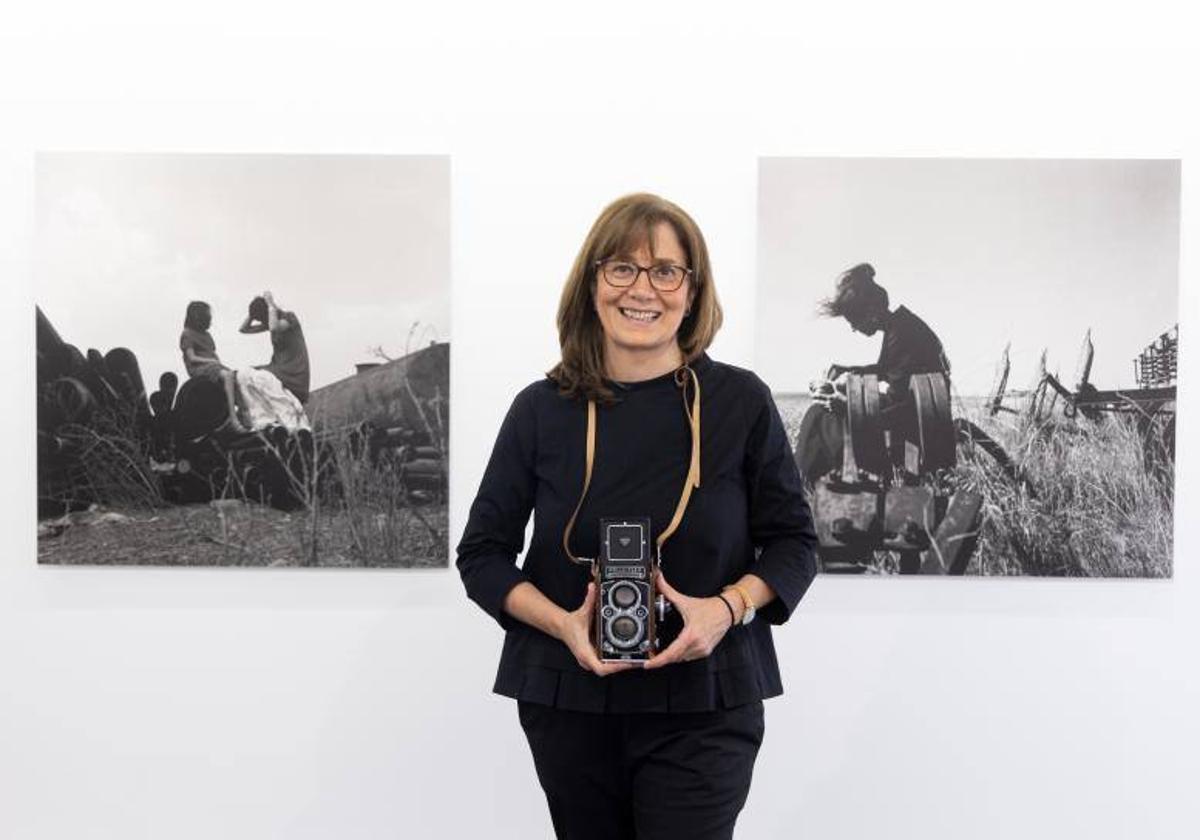 Mercedes Vizcaíno, con su 'rolleiflex', en la sala del Teatro Zorrilla.