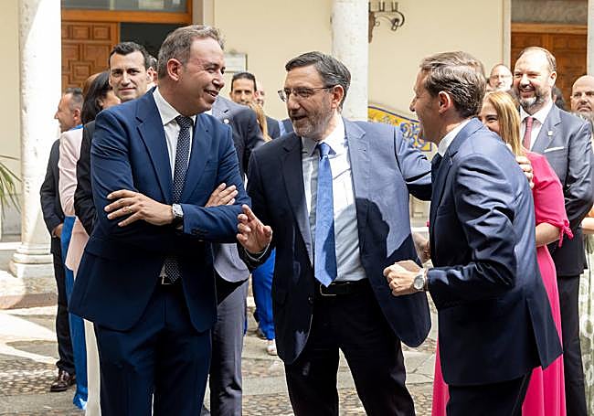 Francisco Ferreira (PSOE) bromea con Víctor Alonso, portavoz del PP, y Conrado Íscar.