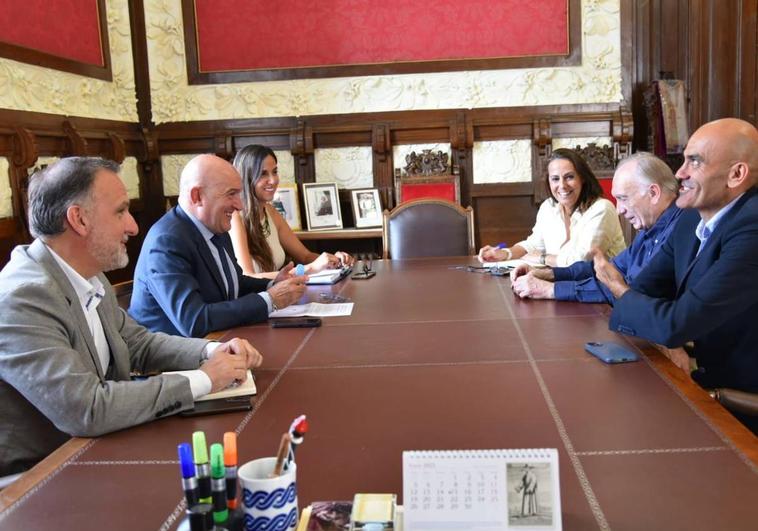 Reunión de la corporación municipal, liderada por Jesús Julio Carnero, con la Academia de Cine, presidida por Méndez-Leite, ambos en el centro.