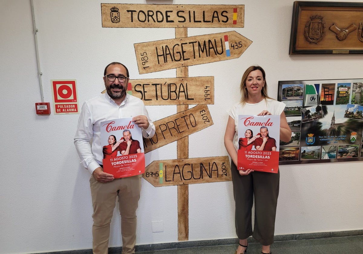 Miguel Ángel Oliveira, alcalde de Tordesillas, y Verónica Gil, concejal de cultura, en la presentación del concierto