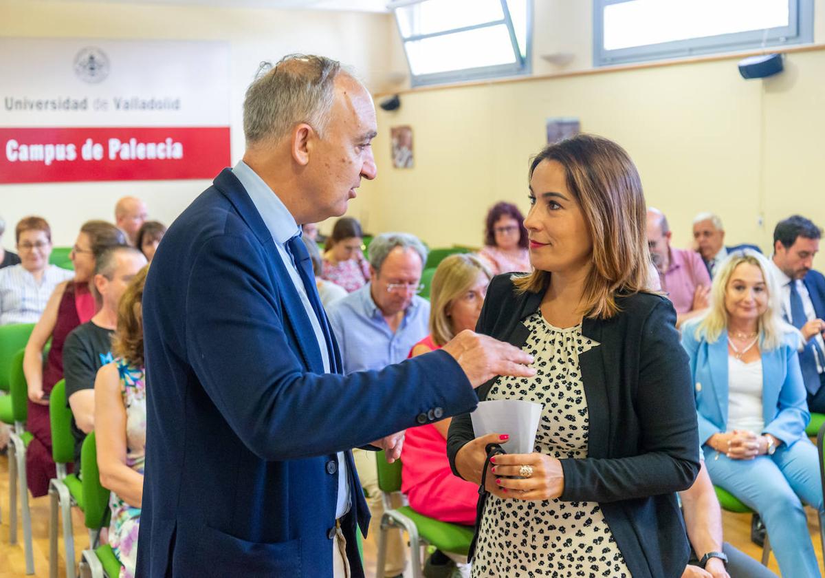 El rector, Antonio Largo, conversa con Alicia Peñalba, la nueva decana de la Facultad de Educación, antes de la investidura.