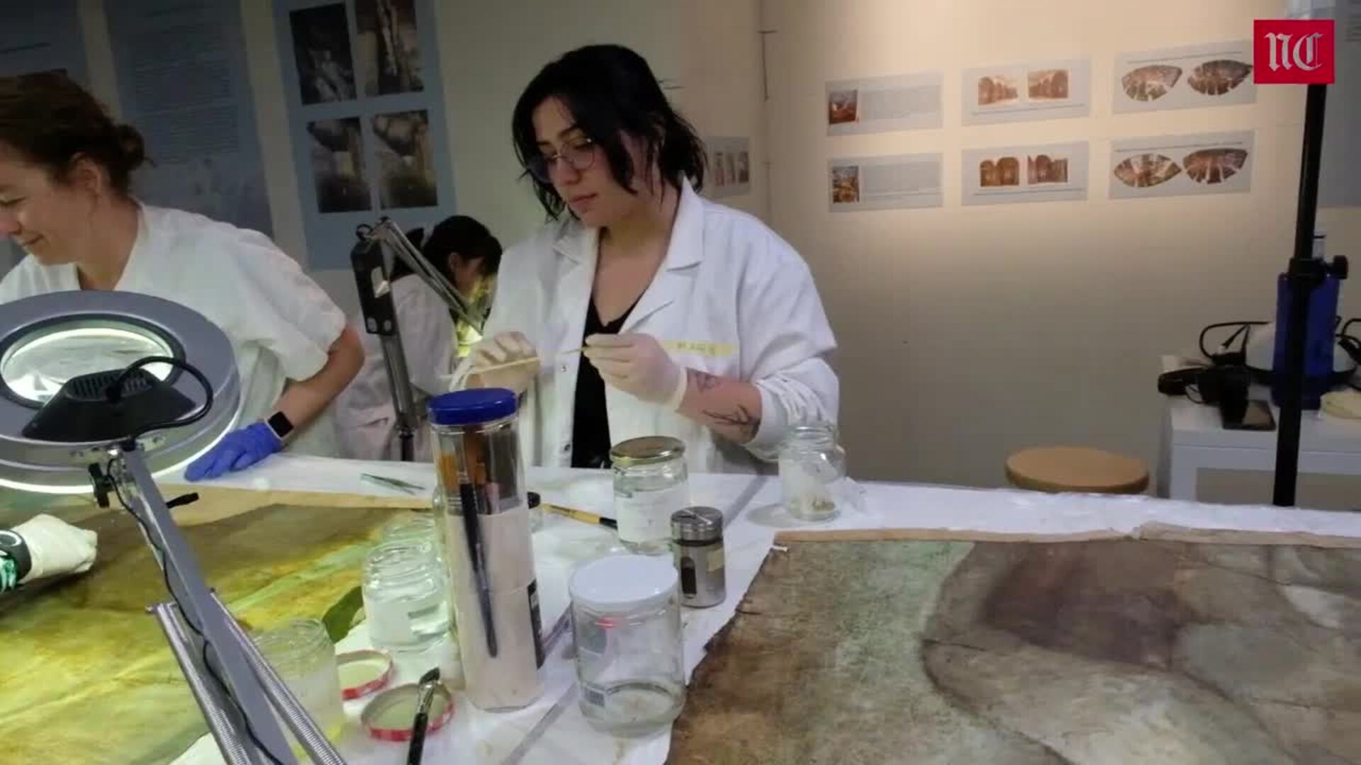 Alumnos de la Escuela de Arte restauran uno de los lienzos del Teatro Calderón de Valladolid