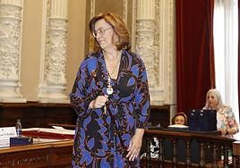 Ángeles Armisén, con el bastón de mando y la medalla de diputada provincial, tras tomar posesión.
