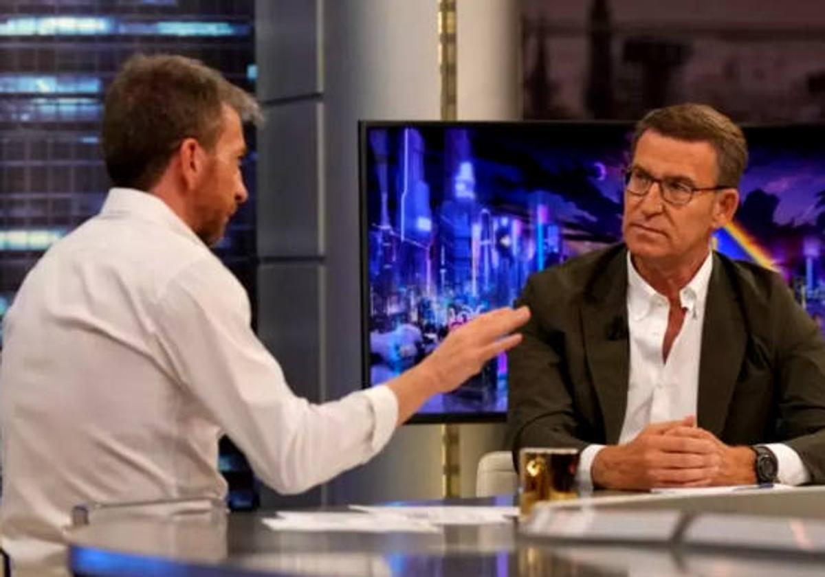 Pablo Motos con Alberto Núñez Feijóo, en 'El Hormiguero'.