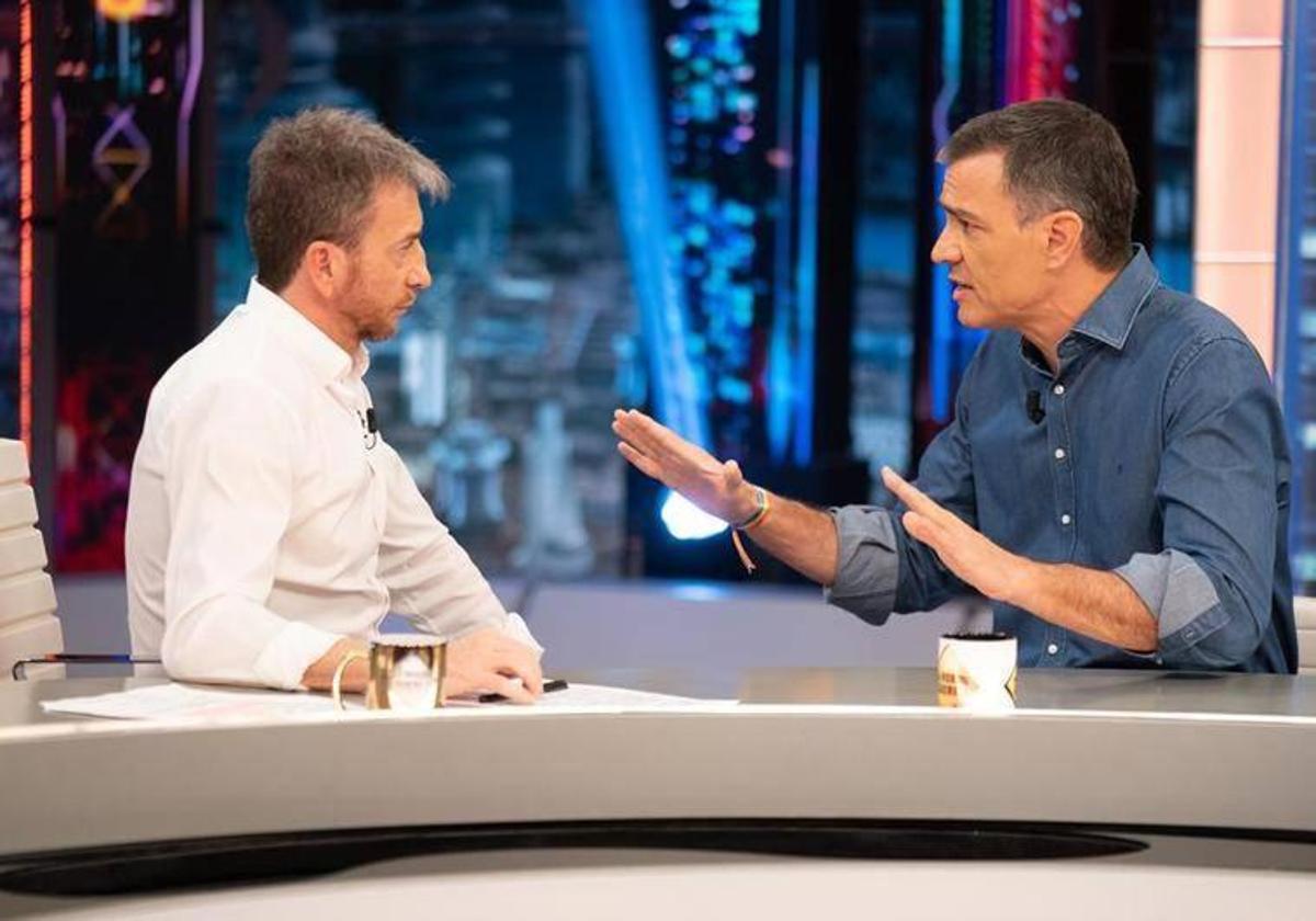 Pablo Motos con Pedro Sánchez, en 'El Hormiguero'.