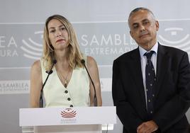 La presidenta del PP de Extremadura, María Guardiola y el portavoz de Vox en la Asamblea de Extremadura, Ángel Pelayo Gordillo, tras la firma del acuerdo para gobernar en coalición.