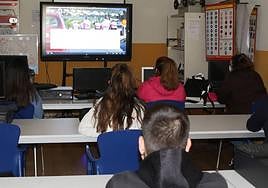 Varios alumnos atienden las explicaciones de su profesor de autoescuela.