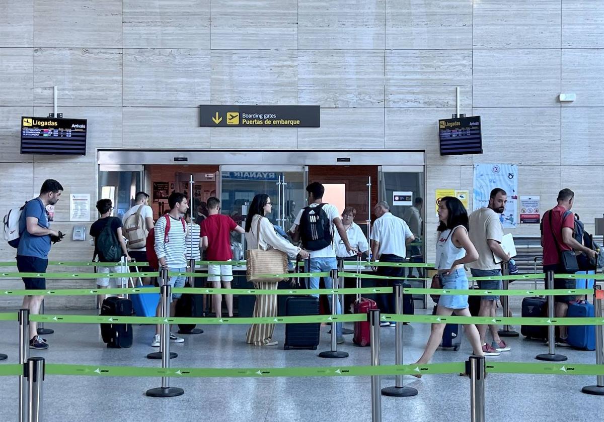 Pasajeros en el aeropuerto de Villanubla, a al espera de coger su avión