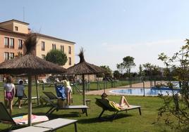 Varios clientes disfrutan de la piscina de un hotel segoviano.