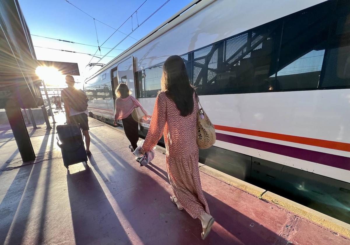 Salida del primer tren playero desde Valladolid.