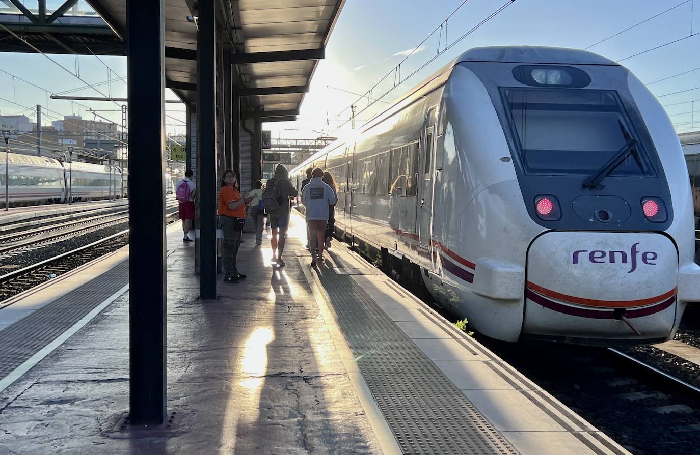 Salida del primer tren playero del veranro desde Valladolid