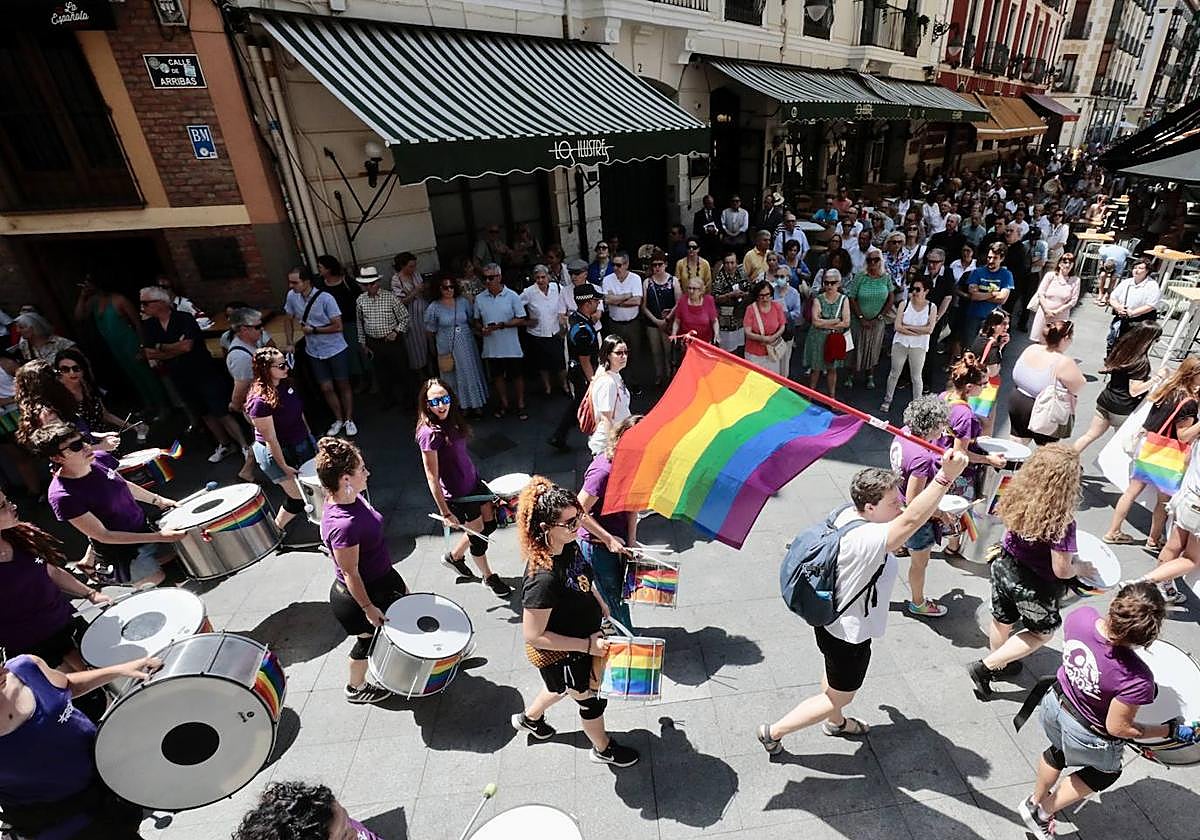 La batucada, a su paso junto a la Catedral.
