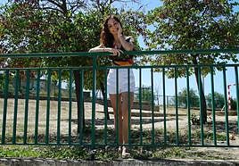 Beatriz Zapatero posando en el patio del colegio de Pajarillos, en el que trabaja