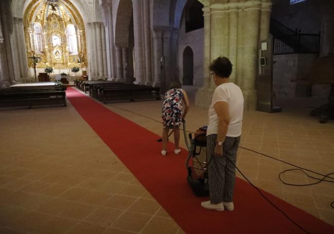 Dos vecinas de Valbuena preparan la iglesia tras la boda de ayer de García-Gallardo.