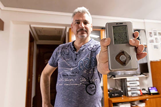 Fernando de la Fuente muestra la temperatura que hay en su vivienda