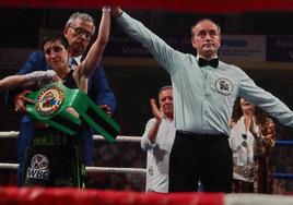 El árbitro del combate alza el puño de Isabel Rivero, campeona del WBC Mediterráneo.