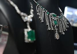 Detalle de las joyas con las que trabaja habitualmente Del Páramo Vintage, que han lucido actrices del cine español y famosas.