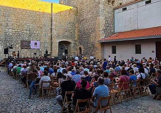 En Torrelobatón actuó el grupo portugués Seiva, integrado por Joana Negrao, Vasco Ribeiro Casais y Rita Nóvoa,