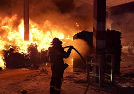 Los bomberos sofocan el incendio.