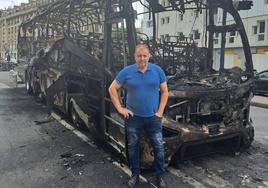 José Luis Montero, delante del autobús incendiado.