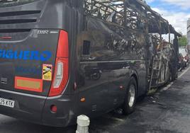 El autobús de Siguero incendiado en París.