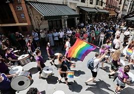 La batucada, a su paso junto a la Catedral.