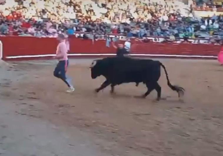 Ismael Viana, momentos antes de ser embestido por el toro.