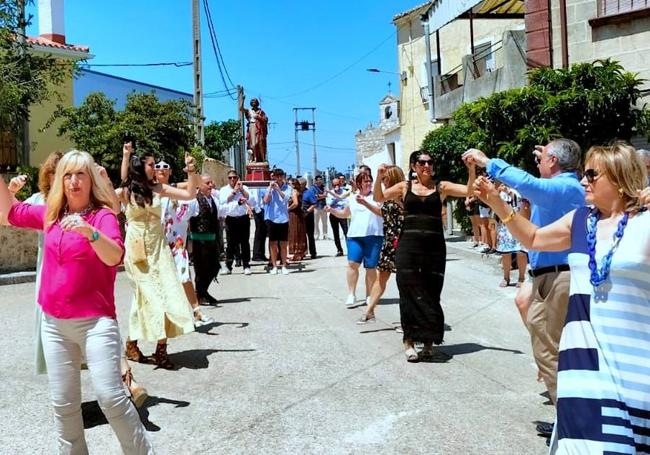 Danzas y procesión de San Juan en Hérmedes.