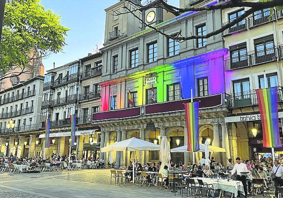 Colores LGTBIQ+ en la fachada y el entorno del Ayuntamiento.