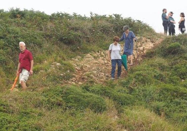 Voluntarios recorren la zona en el dispositivo de búsqueda.