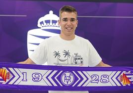Dani Fernández posa con la bufanda del Real Valladolid.