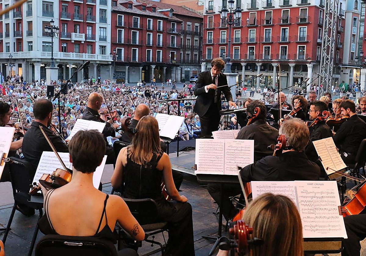 Una actuación de la OSCyL en la Plaza Mayor en una edición anterior del ciclo Plazas Sinfónicas.