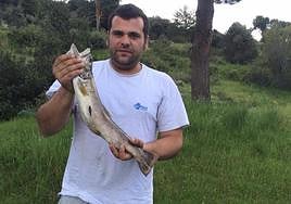 Julio Cubo, Pipo, muestra orgulloso una de sus capturas.