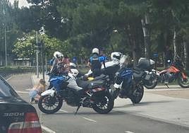 Los agentes de Policía Local atienden al motorista.