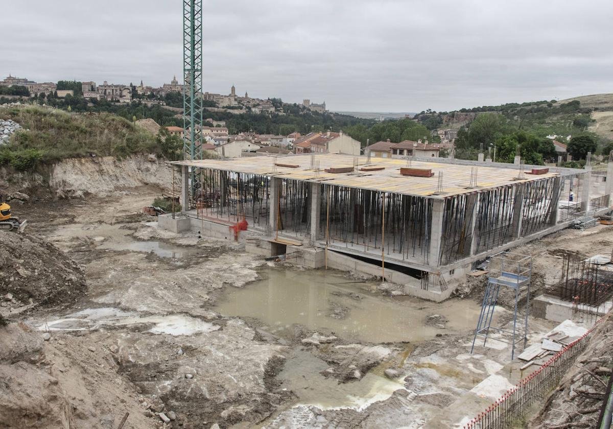 Parcela del futuro instituto de San Lorenzo, con el edificio de FP ya iniciado.