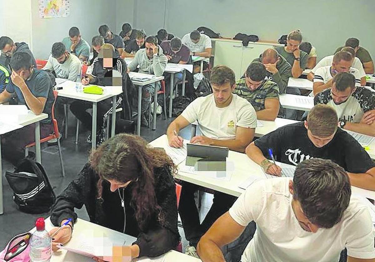 Opositores a bombero, durante una clase.