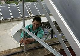 Un instalador de paneles fotovoltaicos.