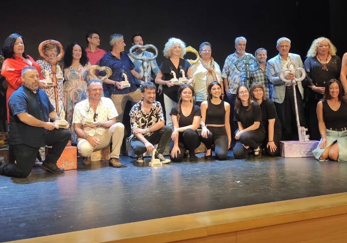 Integrantes de las compañías galardonadas, tras la gala.