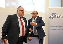 El consejero de Sanidad, Alejandro Vázquez, y el presidente de ASEDEF, Mariano Avilés Muñoz