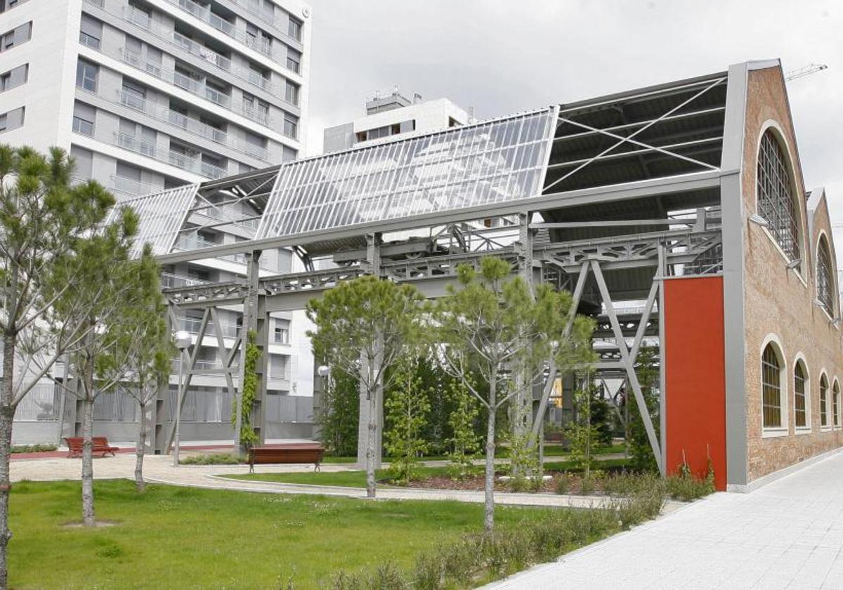 Jardín semicubierto en las antiguas naves de Enertec, en el Paseo de Arco de Ladrillo, junto a las torres de la desaparecida Diursa.