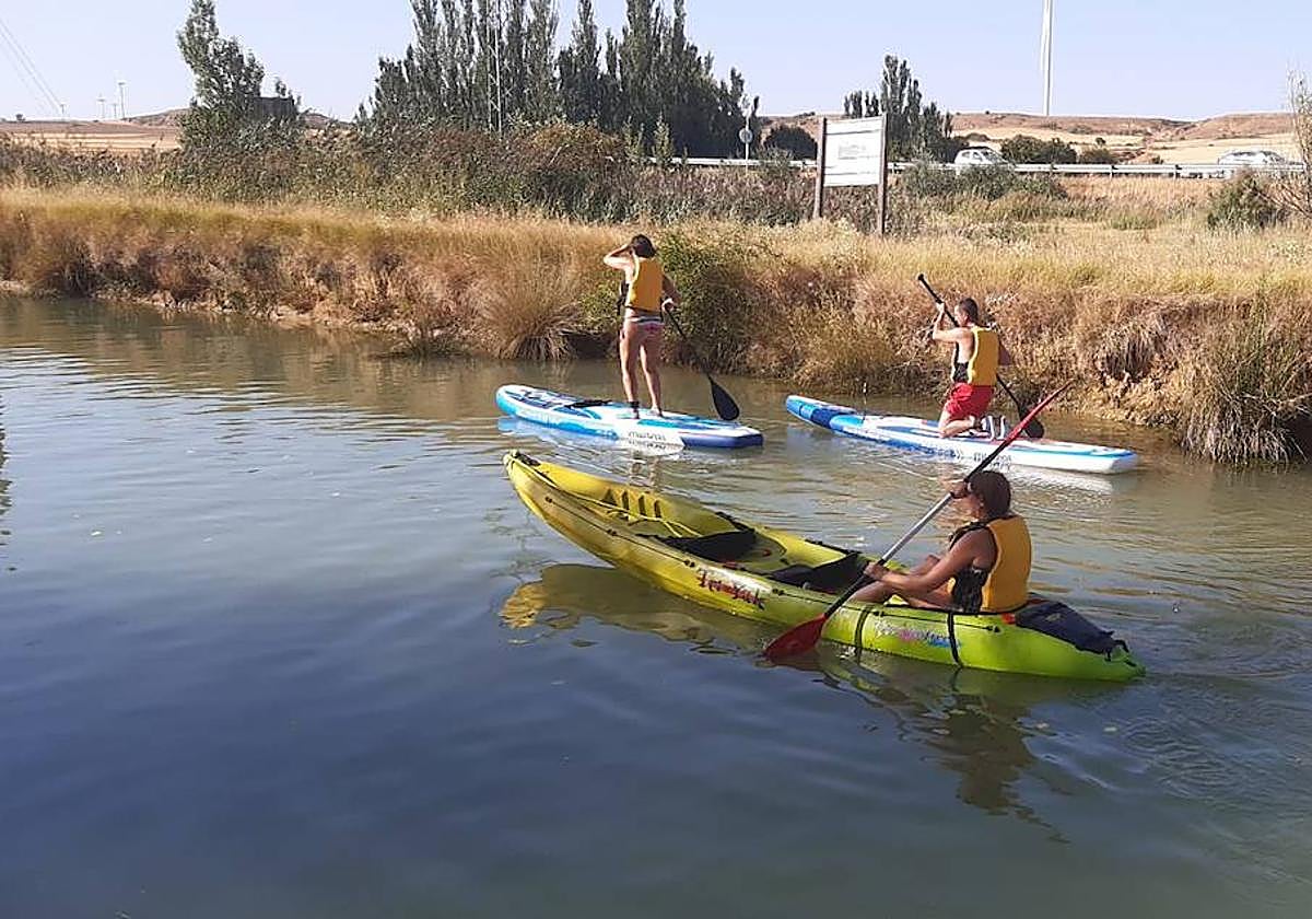 Actividad en piragua por el Canal.
