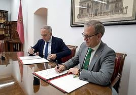 El consejero de Industria, Comercio y Empleo, Mariano Veganzones, firma el convenio de la Cátedra de Economía Social con el rector de la UVa, Antonio Largo.