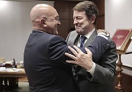 El presidente Mañueco invita a su exconsejero y actual alcalde de Valladolid a posar ante los fotógrafos en el encuentro mantenido en su despacho.